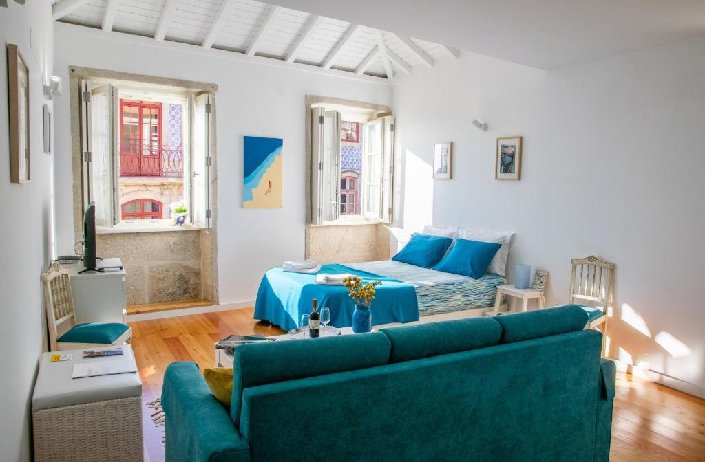 un soggiorno con divano e letto di Olival 54 Apartments a Porto