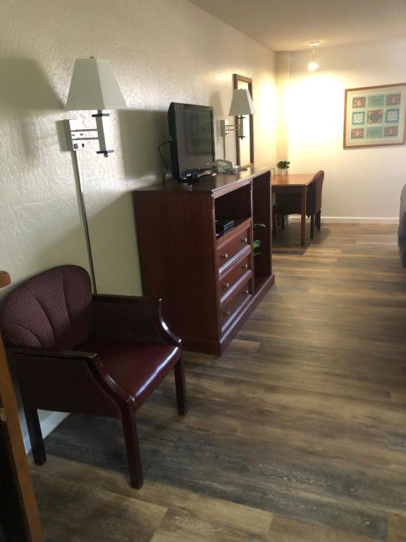 TV a/nebo společenská místnost v ubytování Antelope Hills Inn