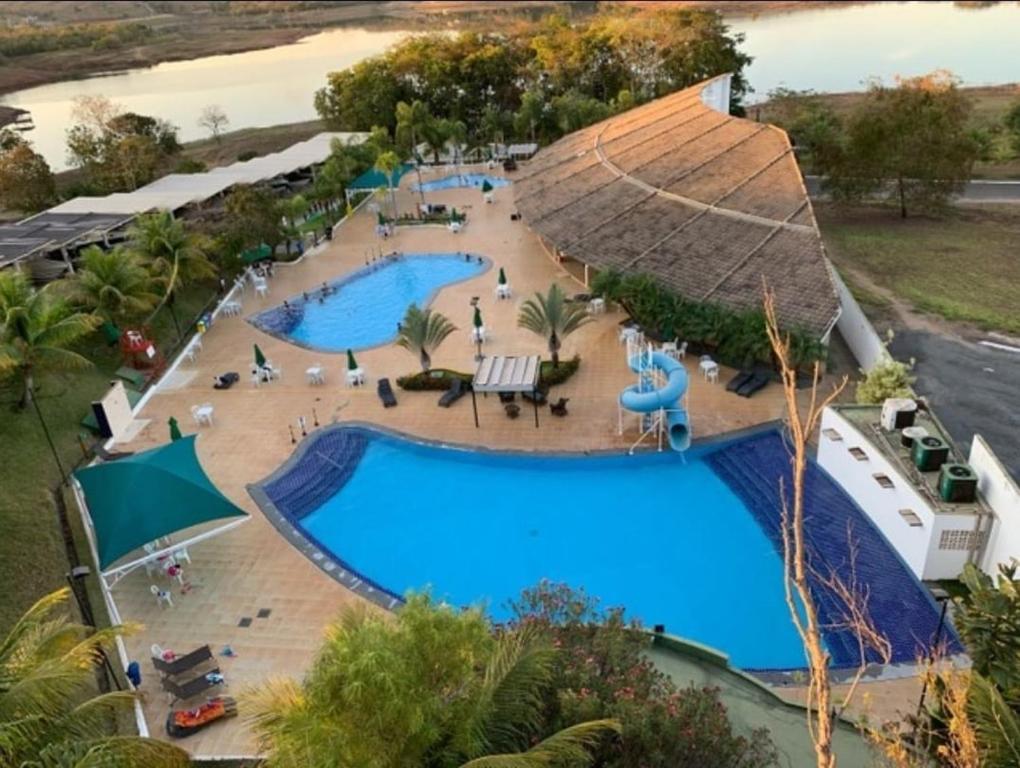 an overhead view of a pool at a resort at Caldas Novas Enseada Náutico in Caldas Novas