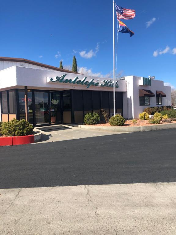 un edificio con una bandera americana delante de él en Antelope Hills Inn, en Prescott