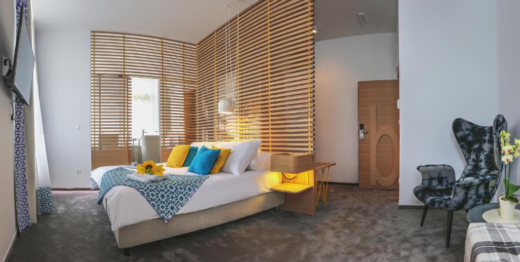 - une chambre avec un lit doté d'oreillers bleus et jaunes dans l'établissement Bed & Atmosphere Rooms, à Split