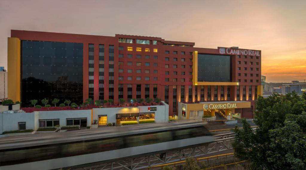 una representación de un hotel con un tren delante de él en Camino Real Aeropuerto en Ciudad de México