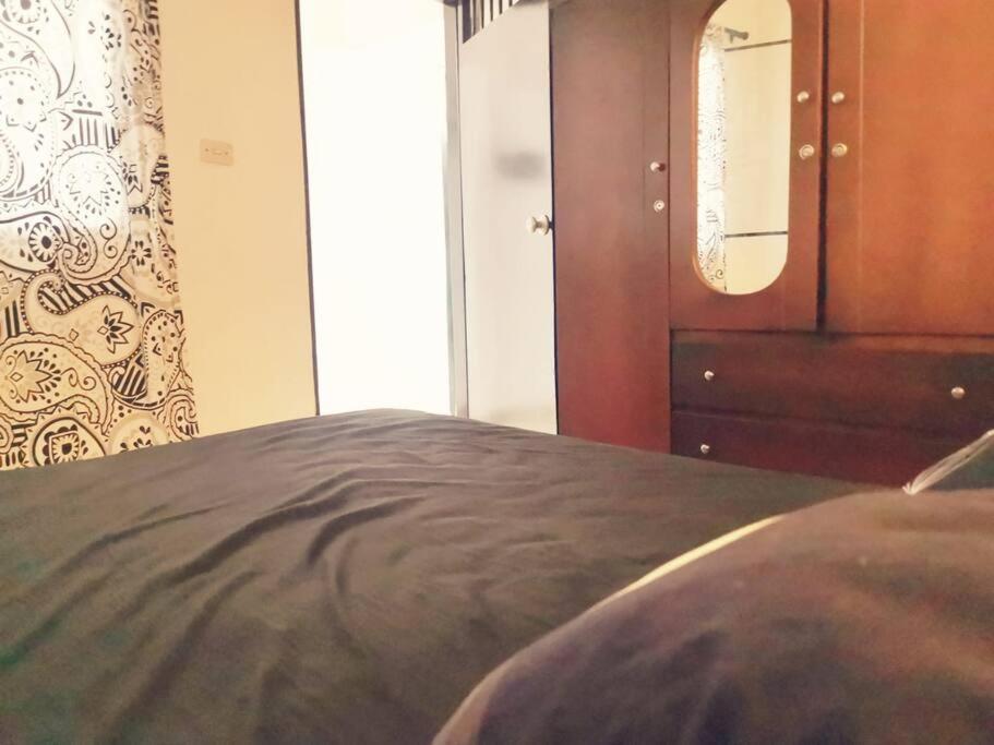 a bedroom with a bed and a dresser and a mirror at Hermoso apartamento en el centro histórico de San Gil I 2 in San Gil