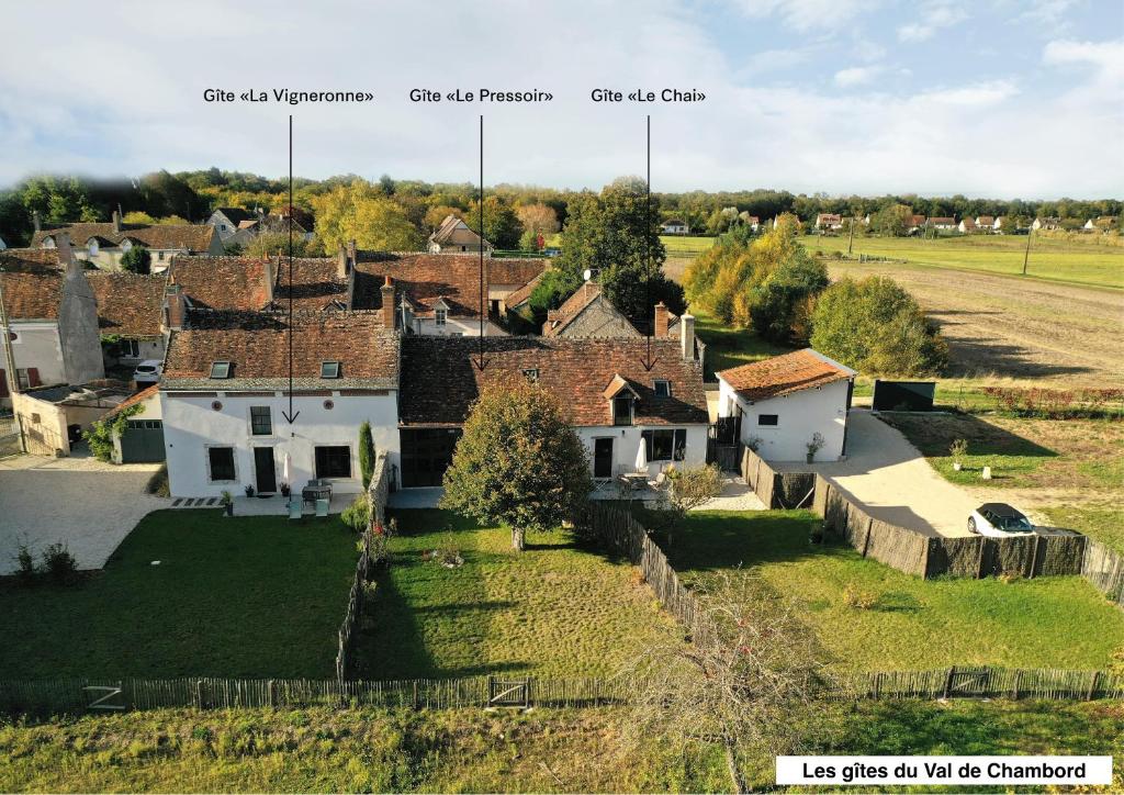 - une vue aérienne sur un petit village avec des maisons dans l'établissement Les gîtes du Val de Chambord, à Huisseau-sur-Cosson