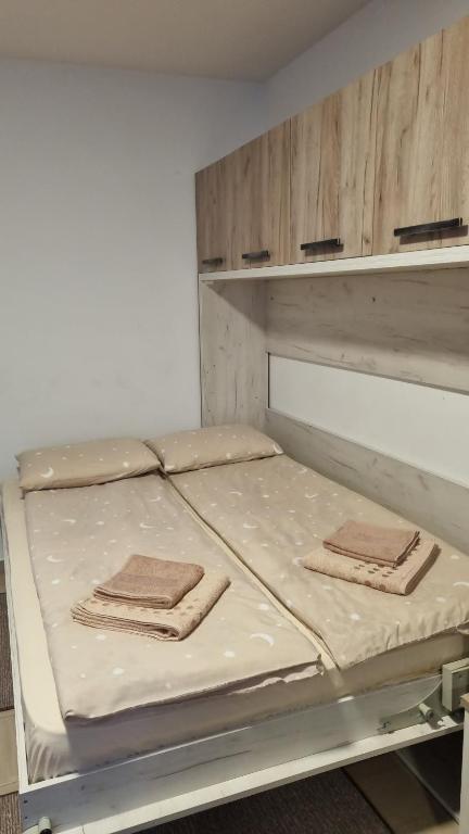 Postel nebo postele na pokoji v ubytování Apartman Lola, Divcibare