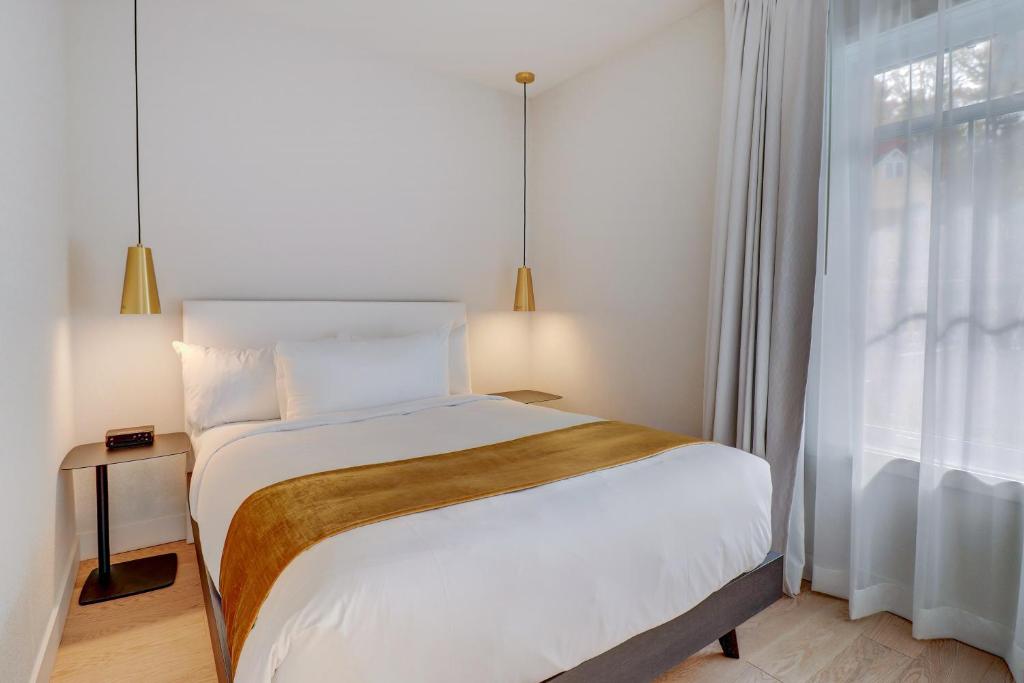 Postel nebo postele na pokoji v ubytování Ripplecove Hotel & Spa