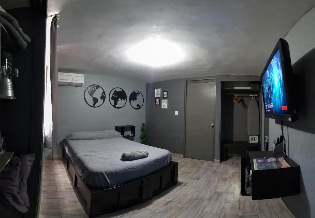 sypialnia z łóżkiem i telewizorem z płaskim ekranem w obiekcie Agua Azul by Airhome w mieście Monterrey