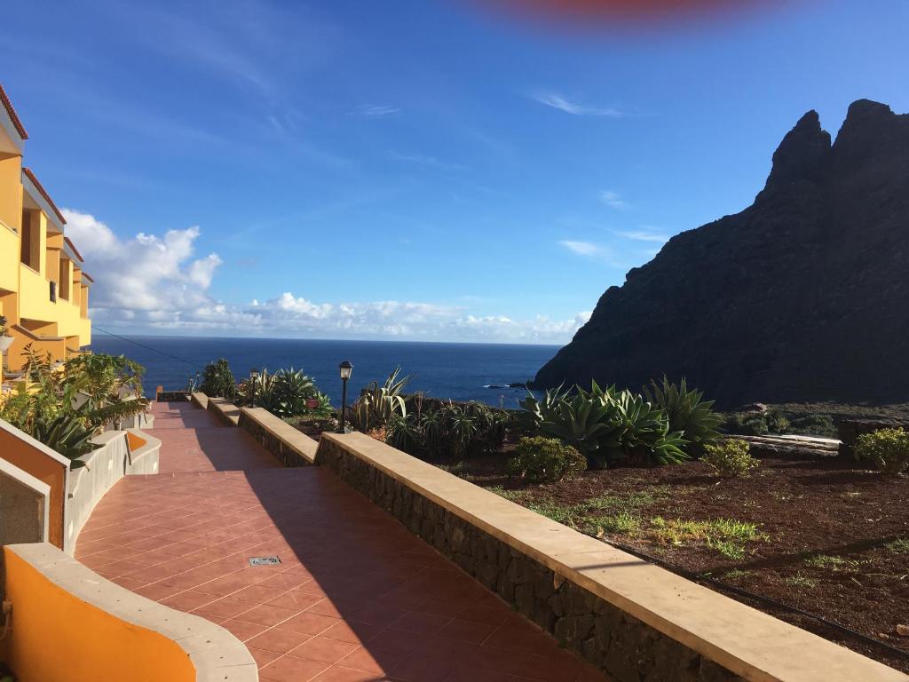 einen Gang neben einem Gebäude mit Meerblick in der Unterkunft Los Roques in La Laguna