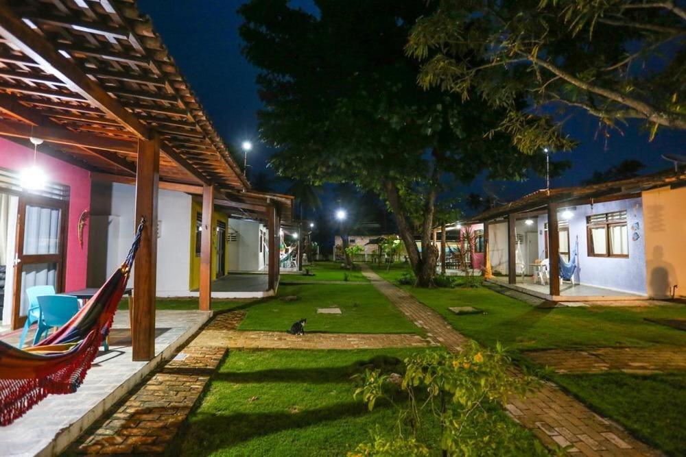 una hamaca en el patio de una casa por la noche en Chalés Praias Brasileiras, en Maragogi