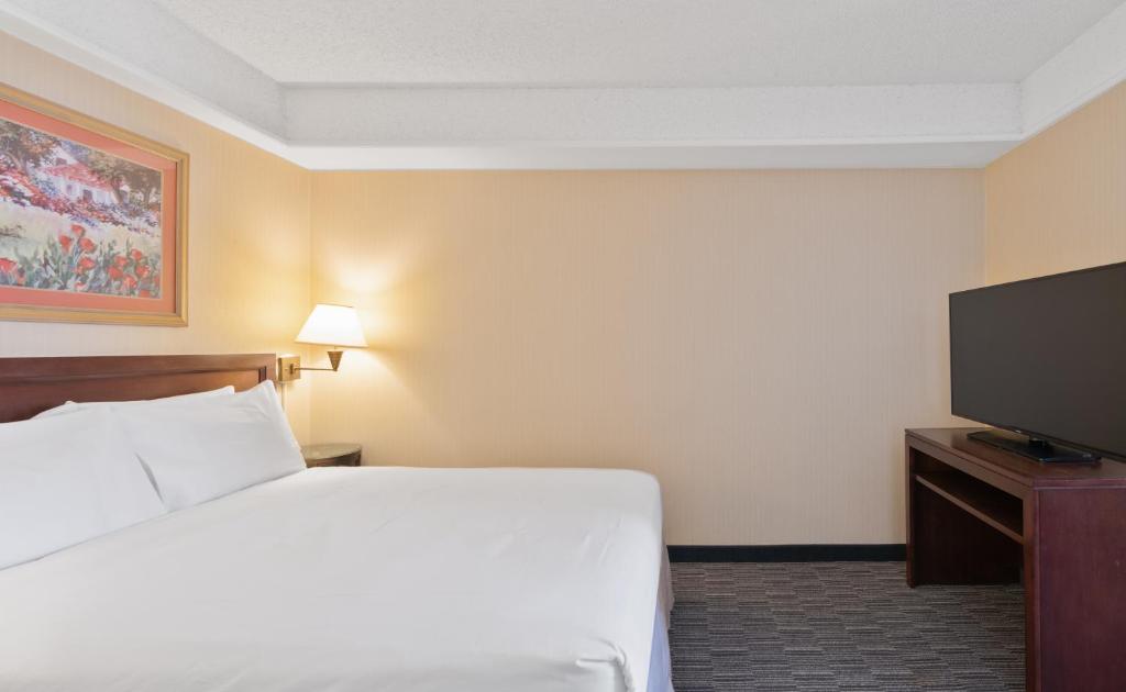 TV a/nebo společenská místnost v ubytování Harmony Suites Secaucus Meadowlands