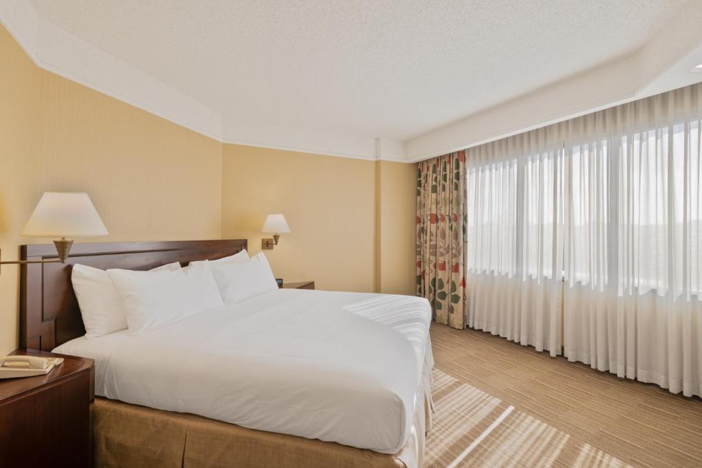 Postel nebo postele na pokoji v ubytování Harmony Suites Secaucus Meadowlands