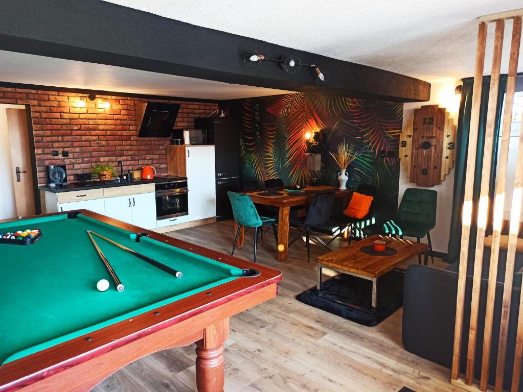 Biliardový stôl v ubytovaní Apartamencik za lasem