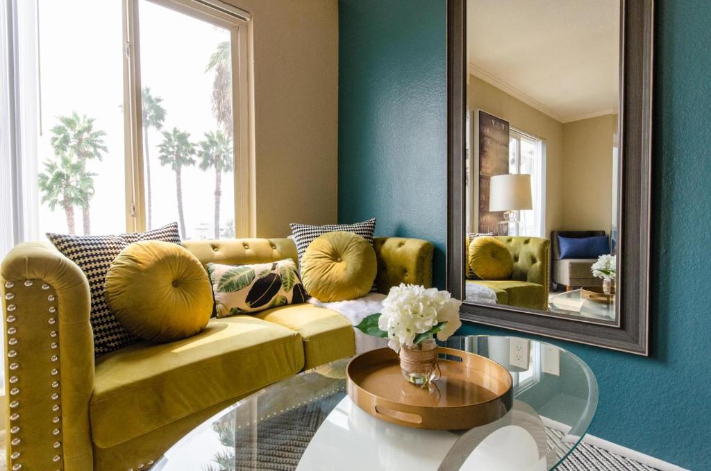 een woonkamer met een bank en een spiegel bij Savana spectacular loft in Los Angeles