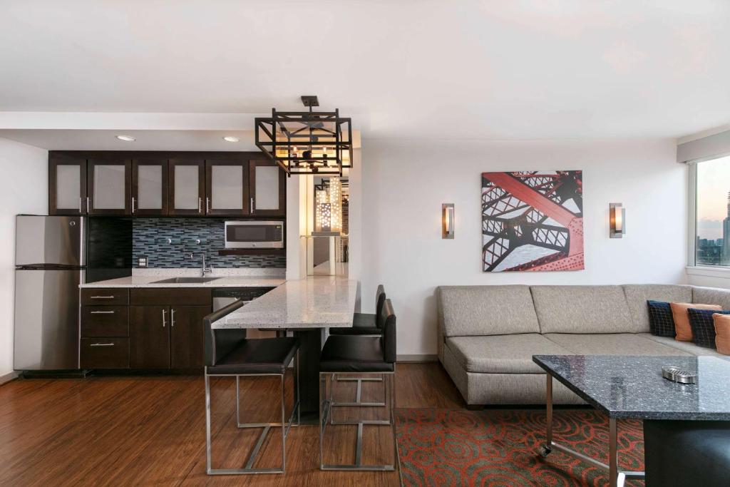 The Royal Sonesta Chicago Downtown - Columbus Studio - Accessible Roll-In Shower / Hearing Accessible