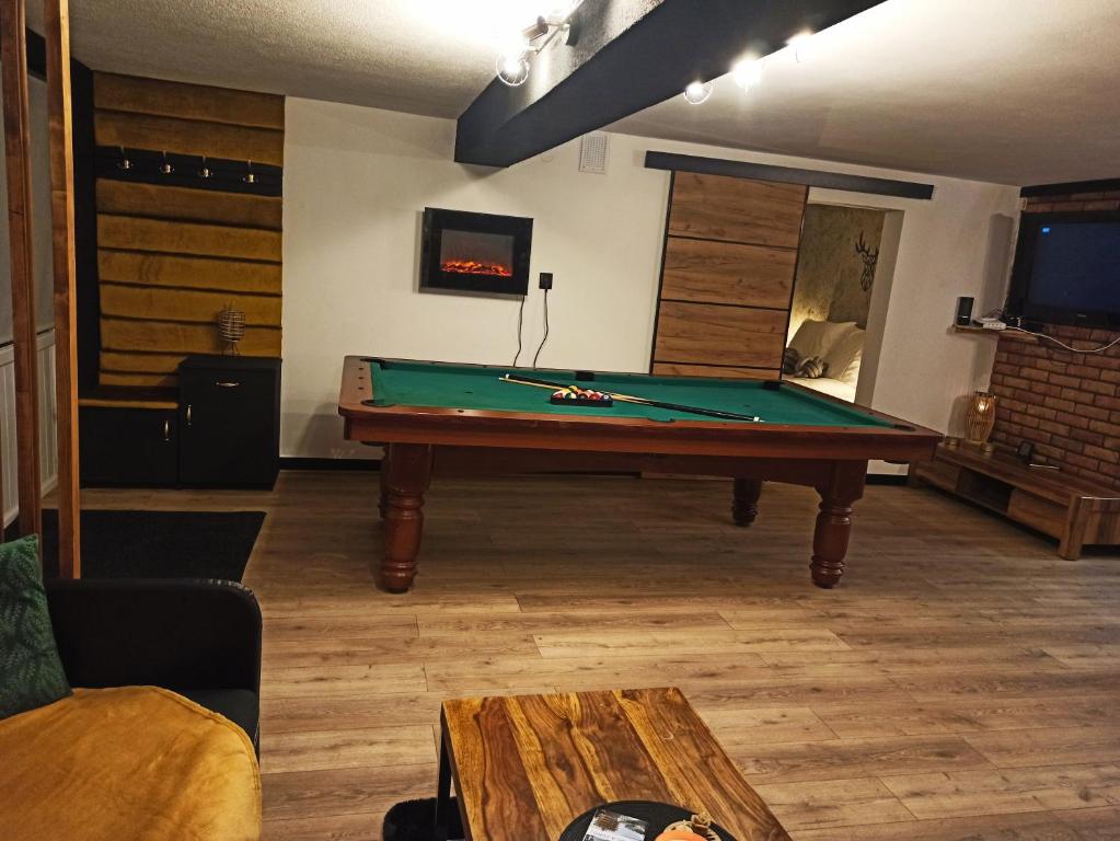 Biliardový stôl v ubytovaní Apartamencik za lasem