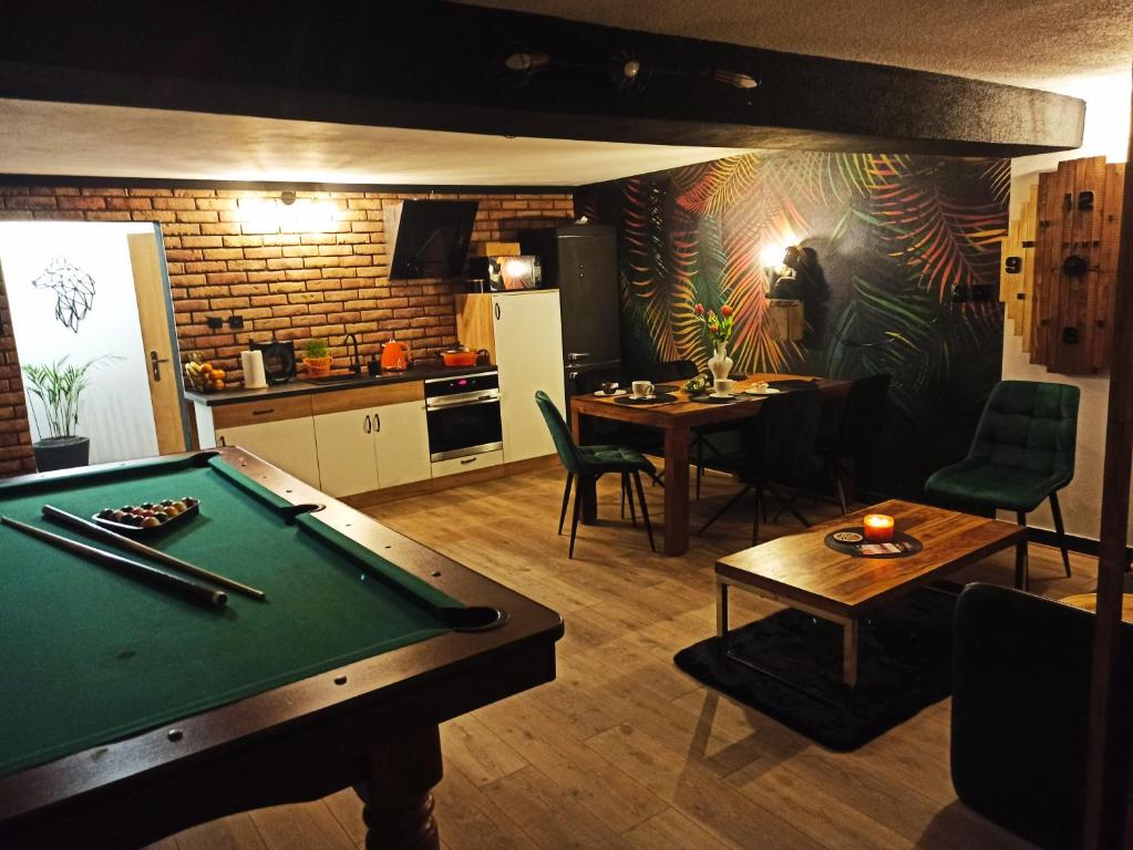 Biliardový stôl v ubytovaní Apartamencik za lasem