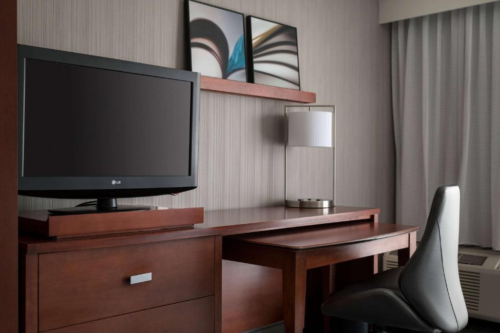 Sonesta Select Los Angeles LAX El Segundo - Deluxe King With Balcony