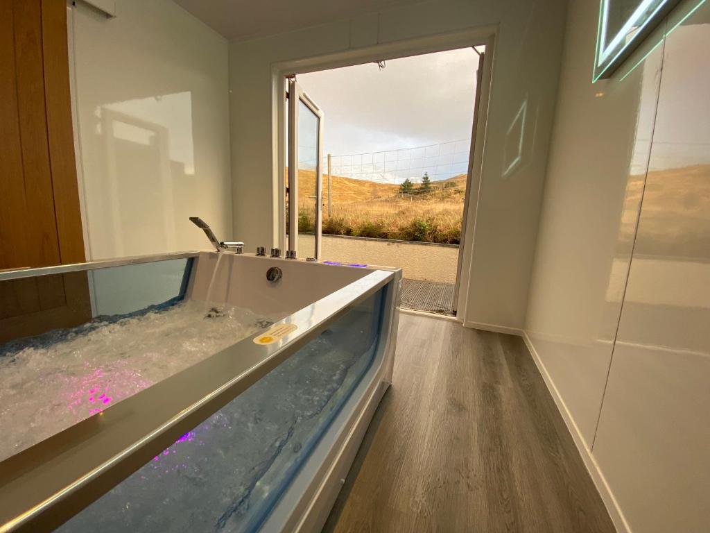 Galeriebild der Unterkunft Highland Stays - Ben View Room & Jacuzzi Bath in Fort William