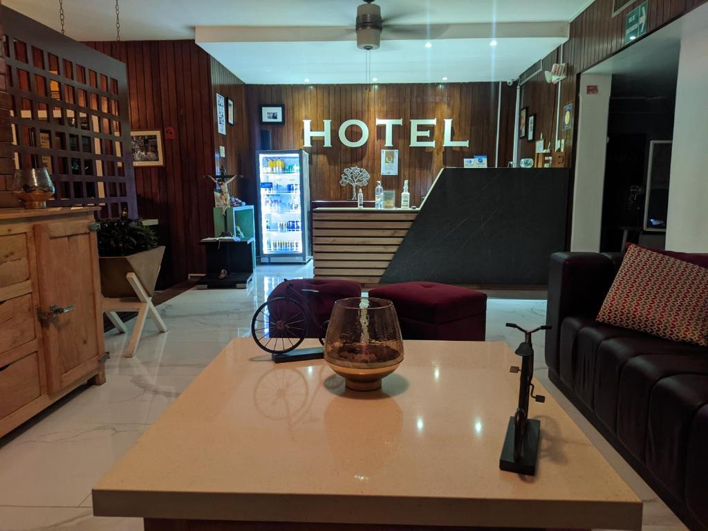 eine Hotellobby mit einem Couchtisch in einem Zimmer in der Unterkunft Hostal Manakin in Manta