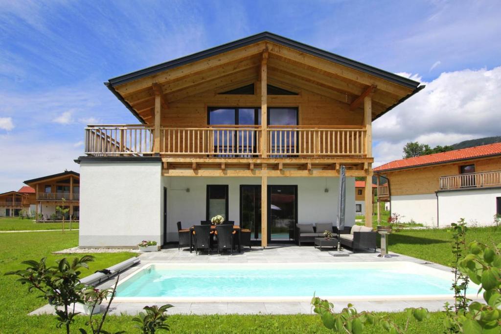因澤爾的住宿－Chalet Chiemgau, Inzell，一座带甲板和游泳池的房子