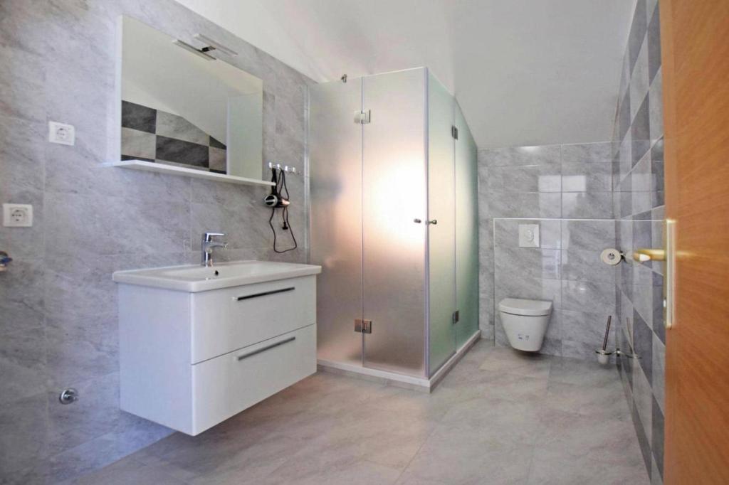 Kúpeľňa v ubytovaní Apartment in Starigrad Paklenica