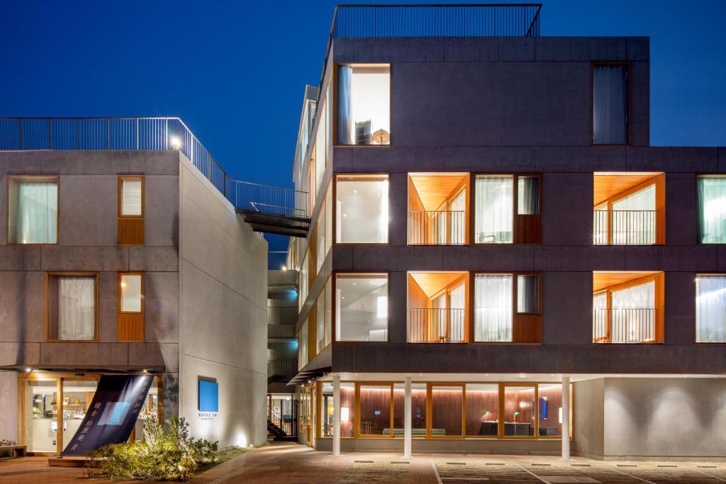 un edificio de apartamentos con un tobogán delante de él en HOTEL AO KAMAKURA, en Kamakura