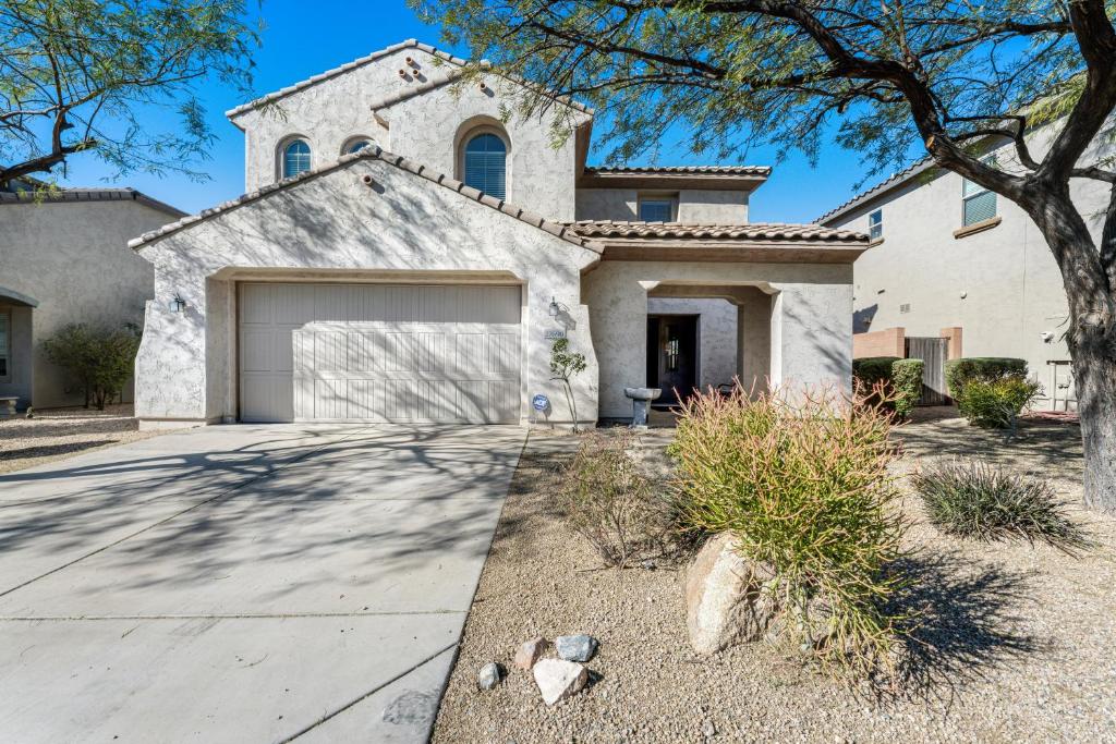 una casa con entrada y garaje en Westwing Retreat, en Peoria