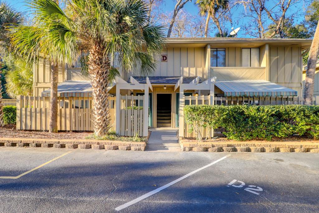 ein Gebäude mit Palmen vor einem Parkplatz in der Unterkunft Dunes Villas in Hilton Head Island