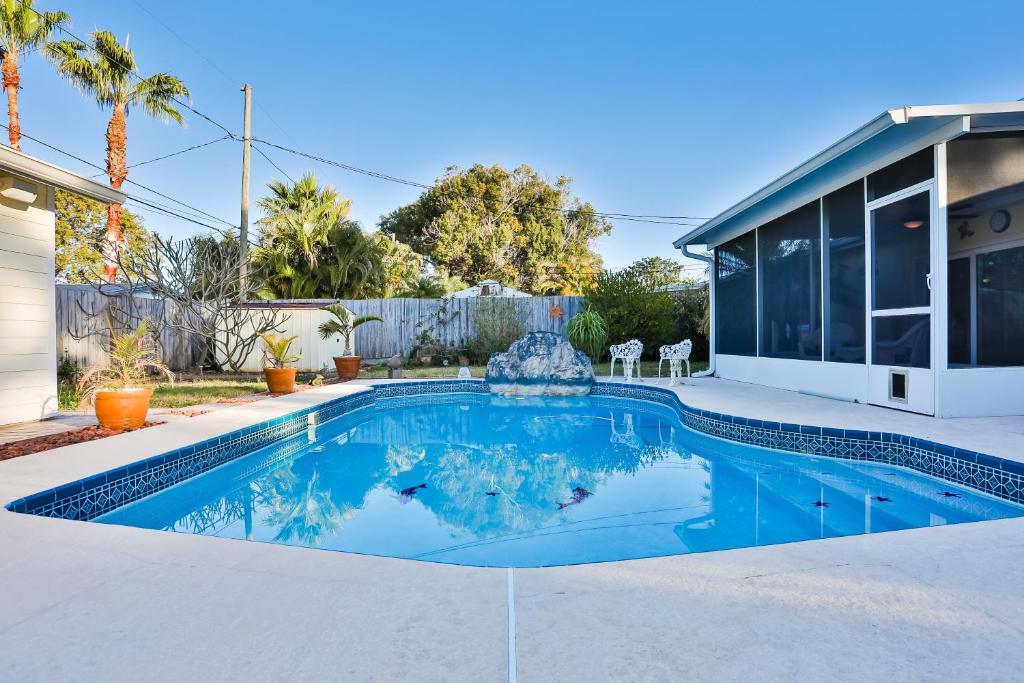 una piscina frente a una casa en Escape to Honeymoon Island en Clearwater