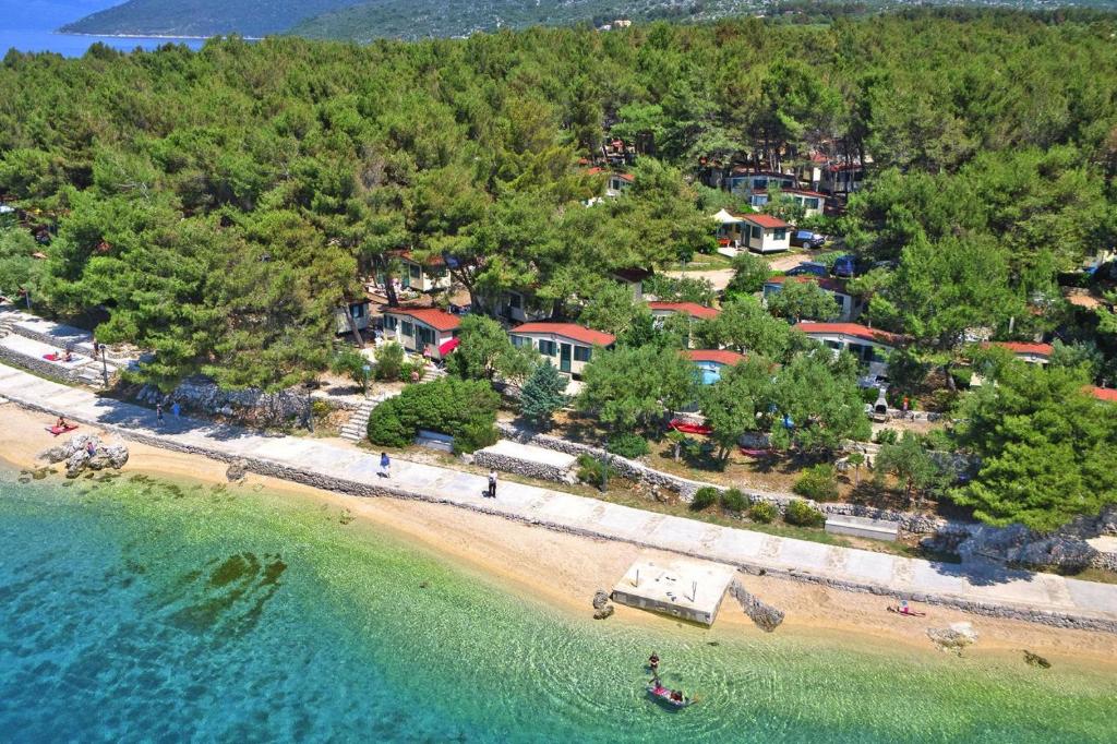 una vista aerea su una spiaggia con un resort di Caravan Park Kovacine, Cres a Cres