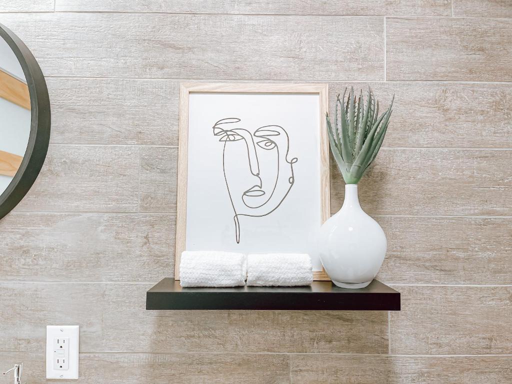 a vase on a shelf with a picture of a flower at Complexe LIVTremblant by Gestion ELITE - LIV6 in Mont-Tremblant