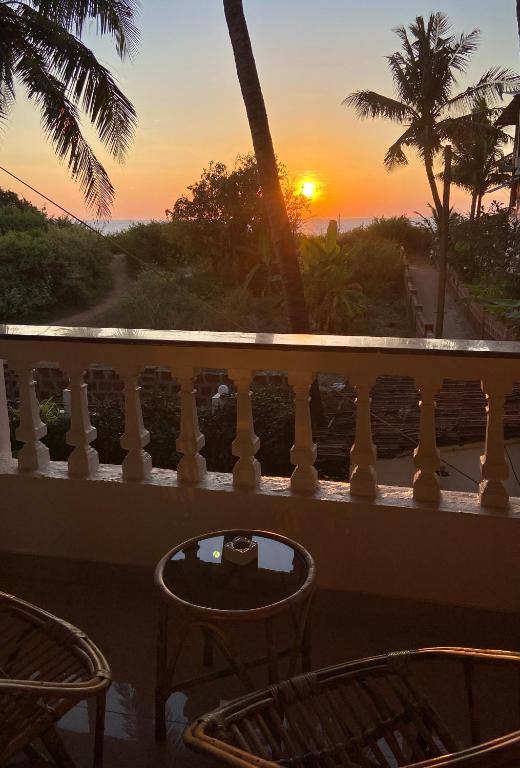 Балкон или терраса в SHANU'S SEASIDE INN - A Family-Run Guesthouse just 100 metres from Candolim Beach