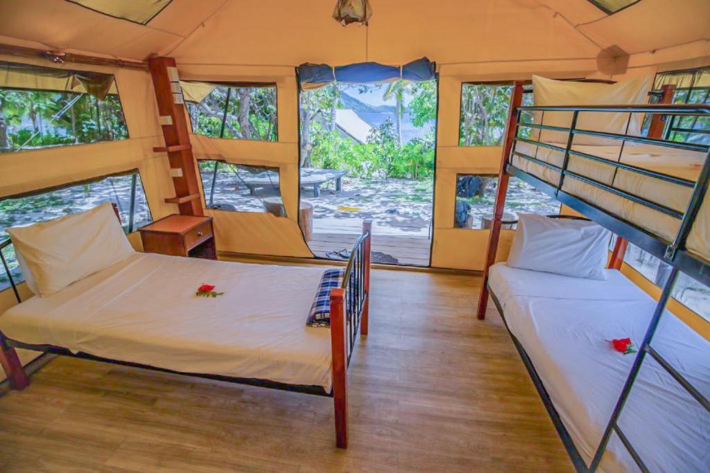 Postel nebo postele na pokoji v ubytování Barefoot Kuata Island Resort
