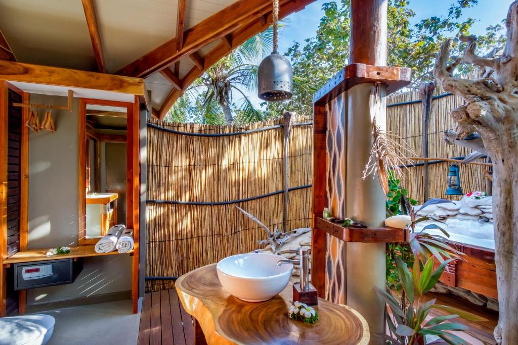 Kúpeľňa v ubytovaní Barefoot Kuata Island Resort