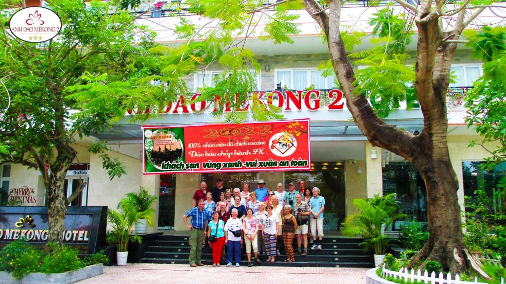 eine Gruppe von Personen, die vor einem Gebäude stehen in der Unterkunft Anh Dao Mekong 2 Hotel in Cần Thơ