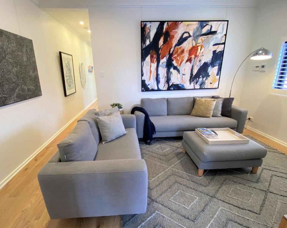 Sala de estar con 2 sofás y mesa en The Mitchell Bondi Sun Terrace 2 en Sídney