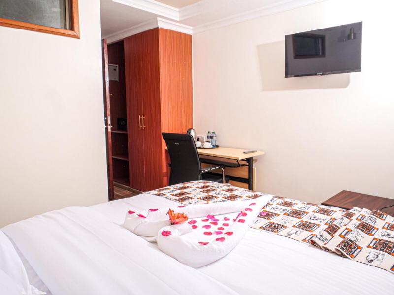 Postel nebo postele na pokoji v ubytování Pori City Hotel
