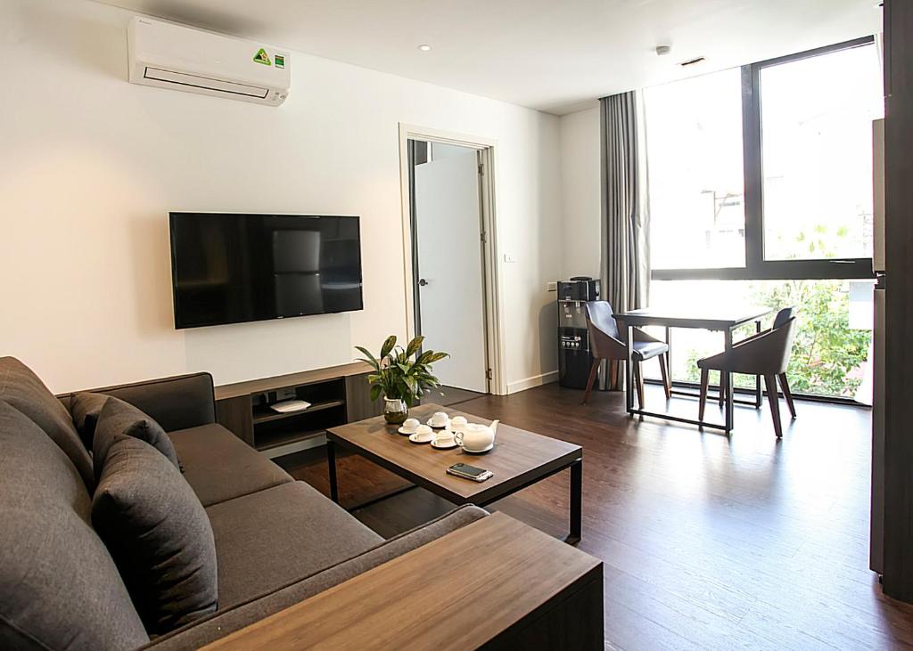 ハノイにあるHanoi Home 3 - Luxury Apartment in Tay Ho streetのリビングルーム(ソファ、テーブル付)