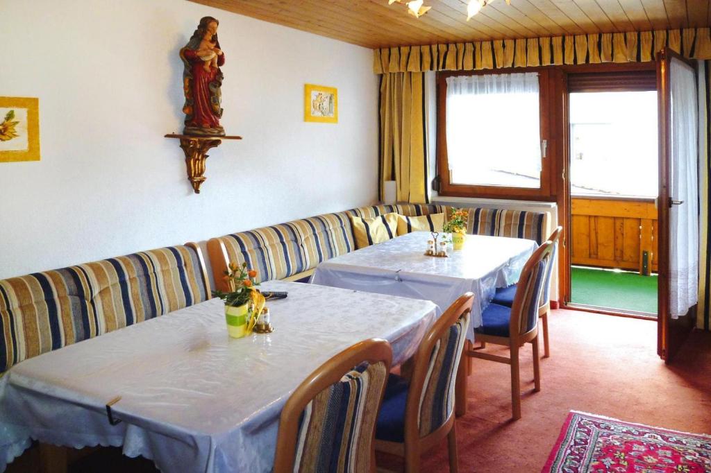 Posedenie v ubytovaní Apartment in Fügen with a balcony