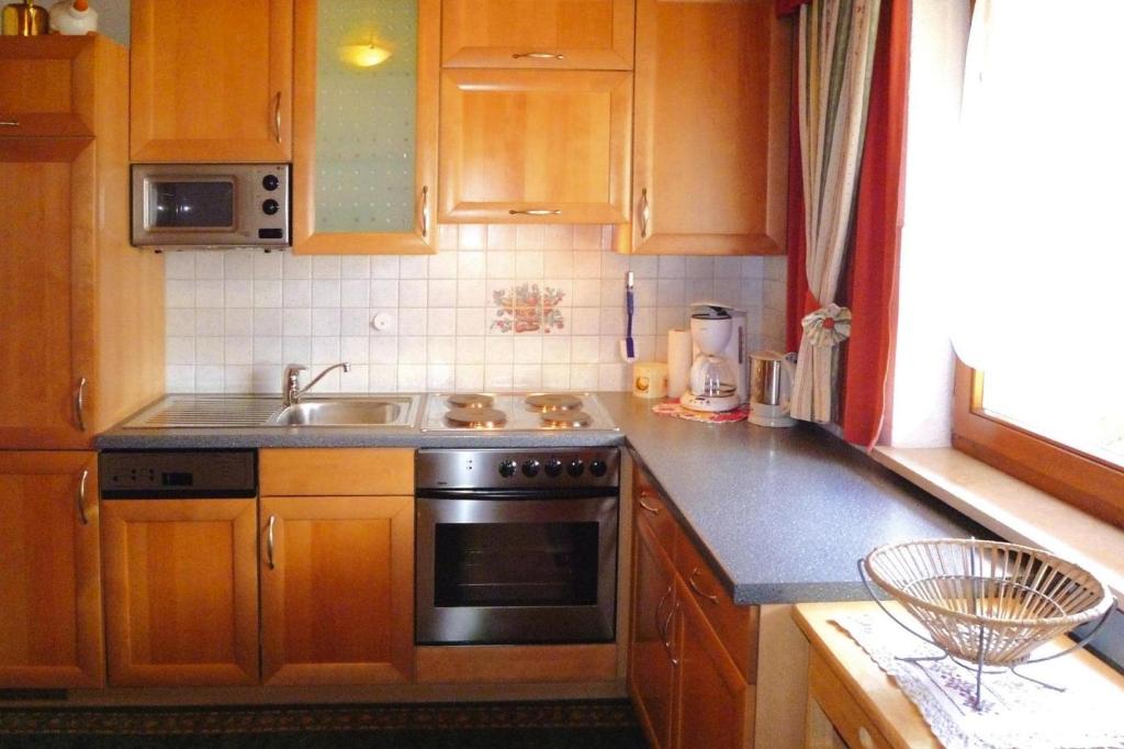 Kuchyňa alebo kuchynka v ubytovaní Apartment in Fügen with a balcony