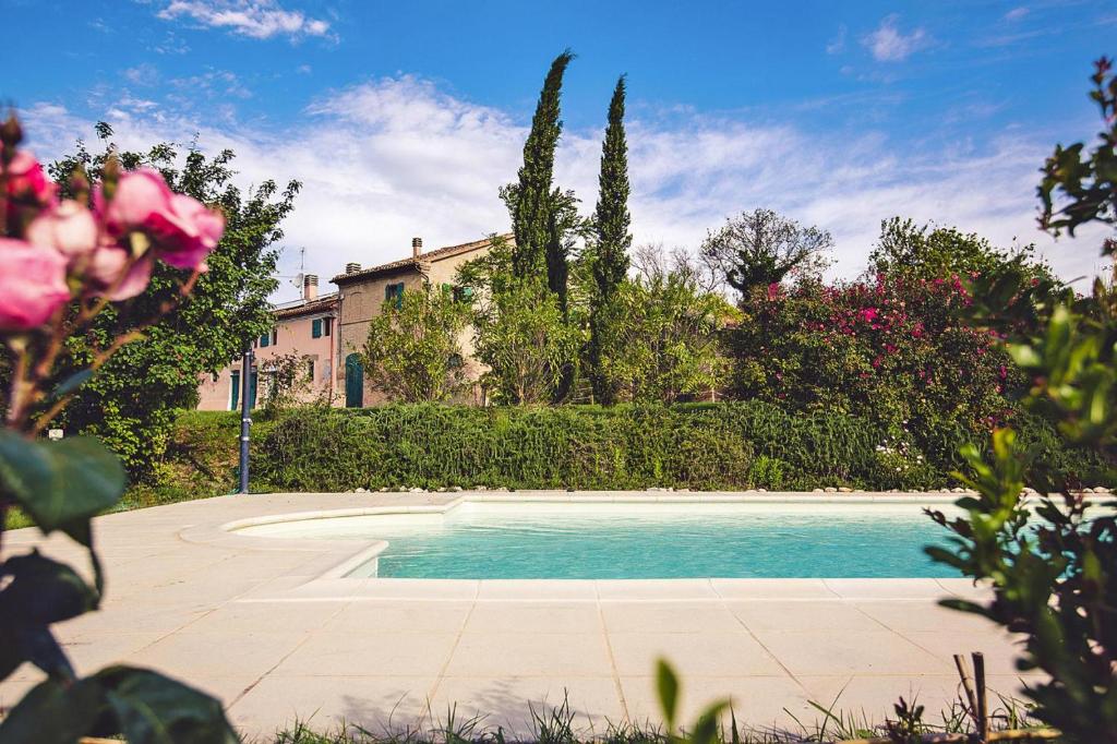 ein Pool vor einem Haus in der Unterkunft Holiday home Casale le Fontanelle, Monterado in Monterado