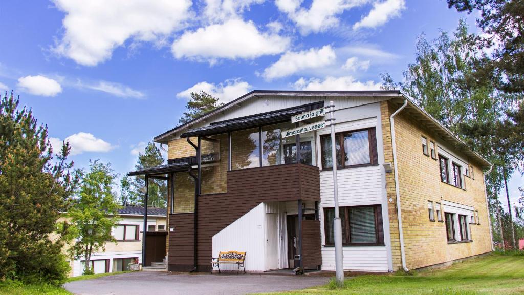 ein Haus in Braun und Weiß in der Unterkunft Summer Hotel Tähtelä, Alkio-opisto in Korpilahti