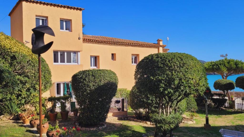 Vonkajšia záhrada v ubytovaní Casa con jardín a 25 metros de la playa. LA T.