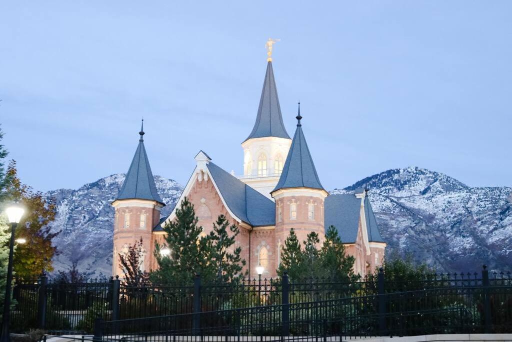 een kasteel met twee torens voor een berg bij 107 Downtown in Provo