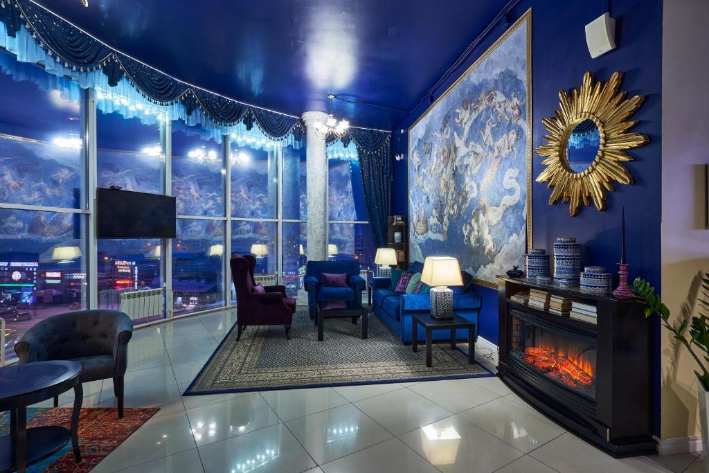 ヤクーツクにあるSozvezdieの青い壁のリビングルーム(暖炉付)