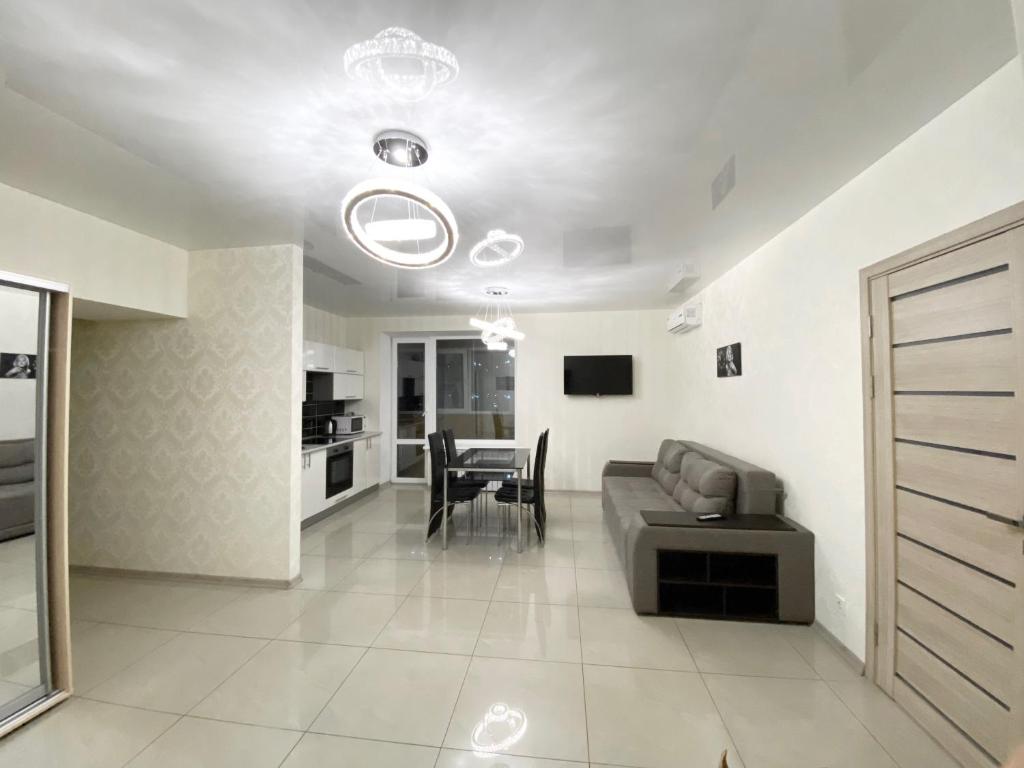 un soggiorno con divano e tavolo di Most City Area De-Lux Apartment a Dnipro