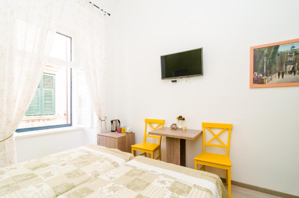 Televízia a/alebo spoločenská miestnosť v ubytovaní Rooms Tezoro