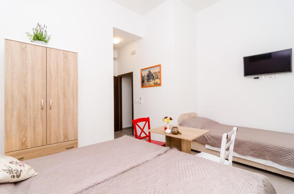 Televízia a/alebo spoločenská miestnosť v ubytovaní Rooms Tezoro