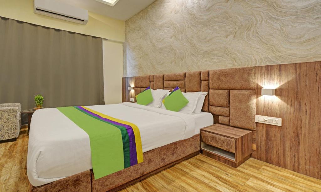 1 dormitorio con 1 cama grande en una habitación en Tripli Hotels Le Shelton, en Udaipur