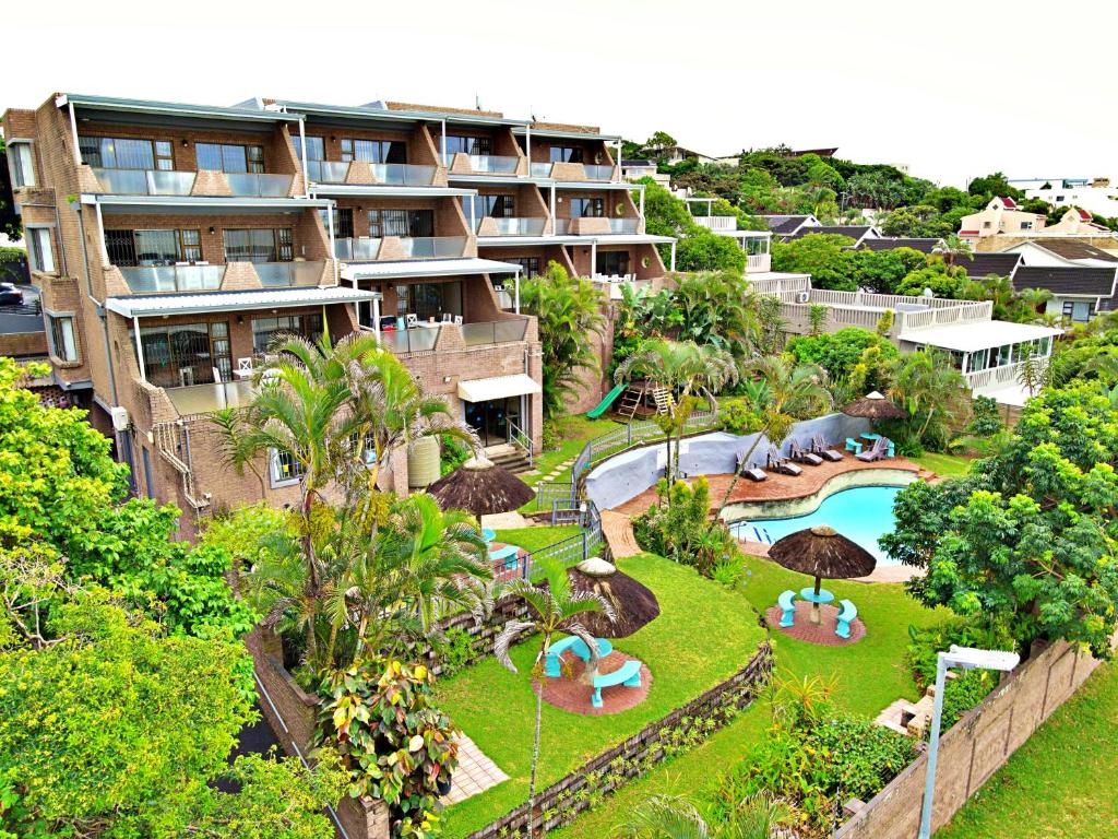 vista aerea di un resort con piscina di Hyde Park a Durban